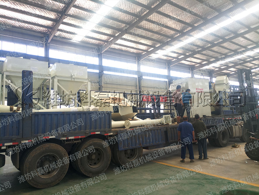 襄阳用裕橡胶(jiāo)制造有限公司(sī)攪拌、輸送整套(tào)設備發貨實拍(pai) 螺旋輸送 絞龍(long) 料倉 攪拌站 第(dì)2張