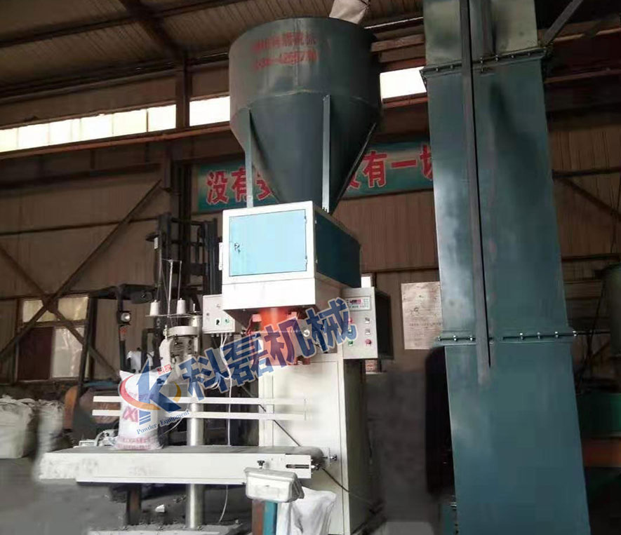 襄阳(yáng)用裕橡胶制(zhi)造有限公司(si)敞口袋包裝(zhuang)秤包裝機使(shǐ)用現場實拍(pāi) 第1張