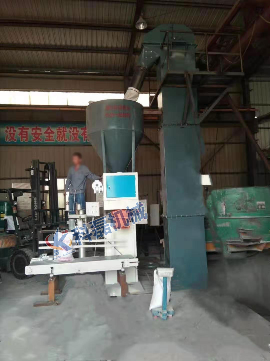 襄阳用(yong)裕橡胶制造(zao)有限公司敞(chǎng)口袋包裝秤(cheng)包裝機使用(yòng)現場實拍 第(di)3張