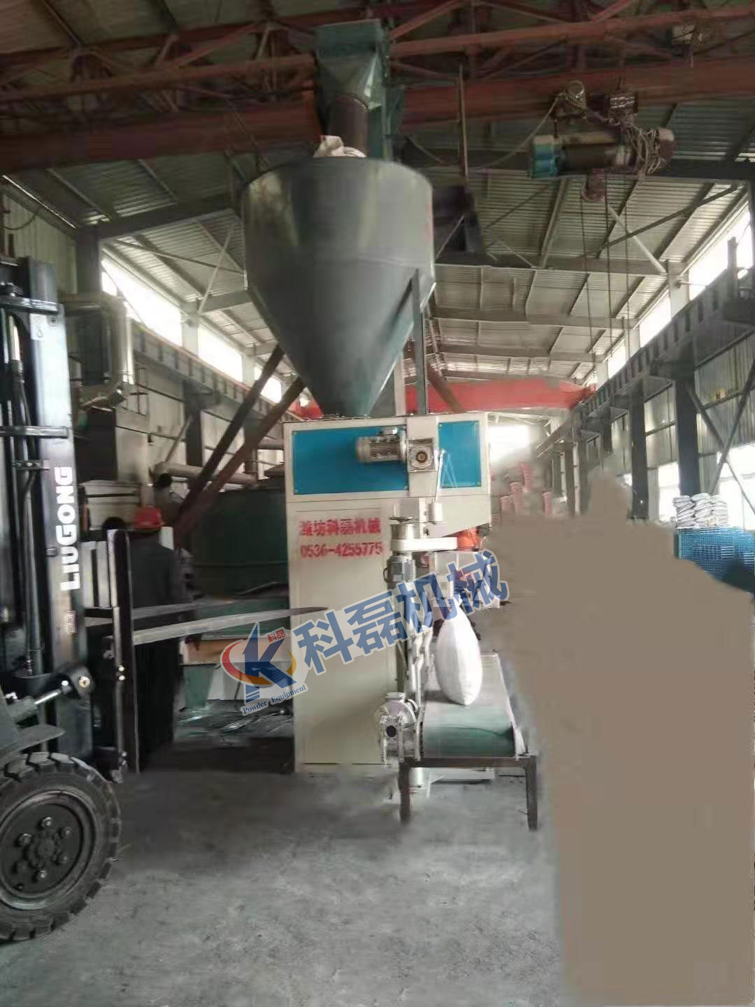 襄阳用裕橡(xiàng)胶制造有限(xian)公司敞口袋(dai)包裝秤包裝(zhuāng)機使用現場(chang)實拍 第2張