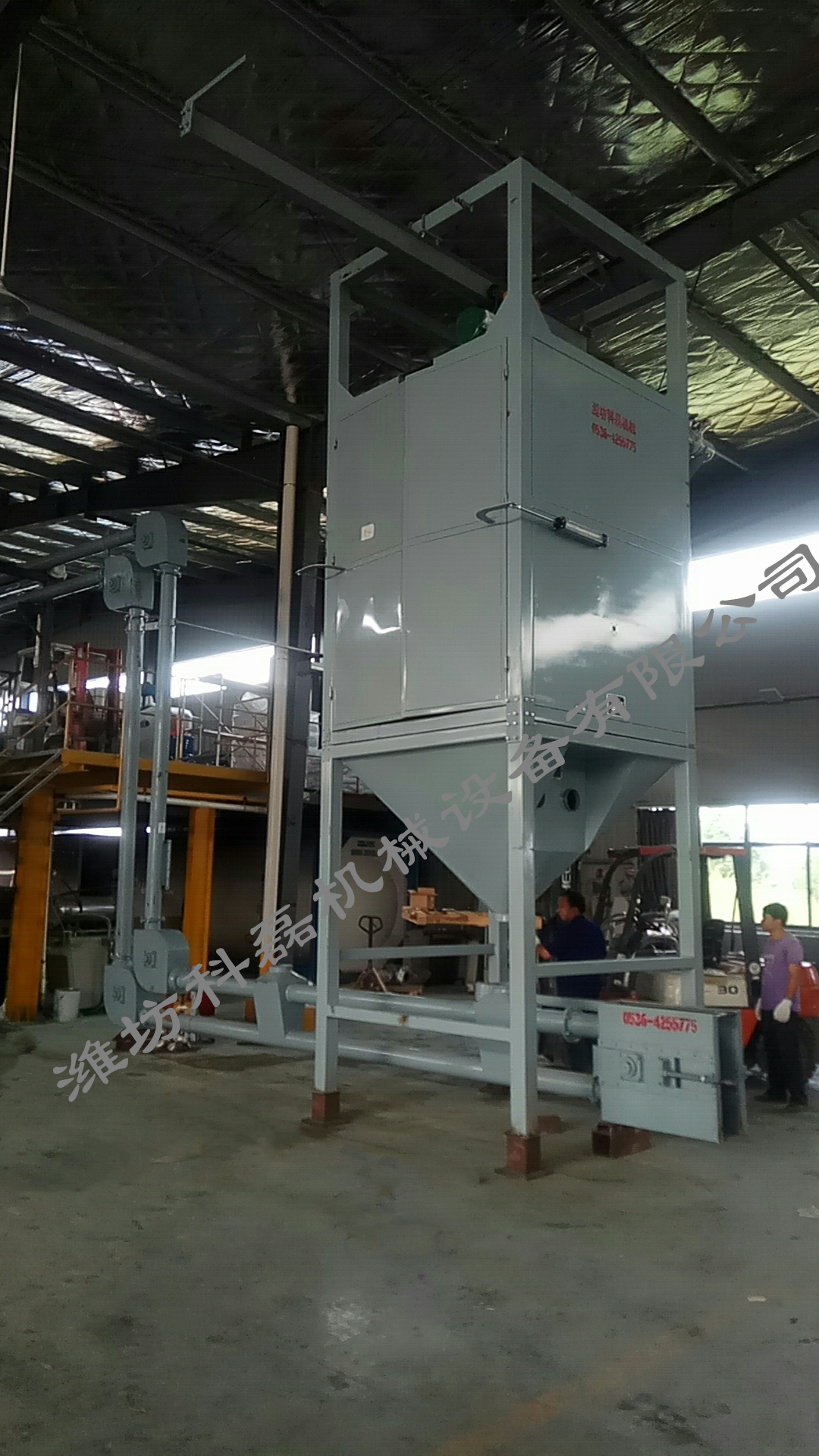 襄阳用裕橡胶(jiāo)制造有限公司(sī)管鏈輸送機噸(dun)袋拆包機使用(yong)現場實拍 第3張(zhāng)