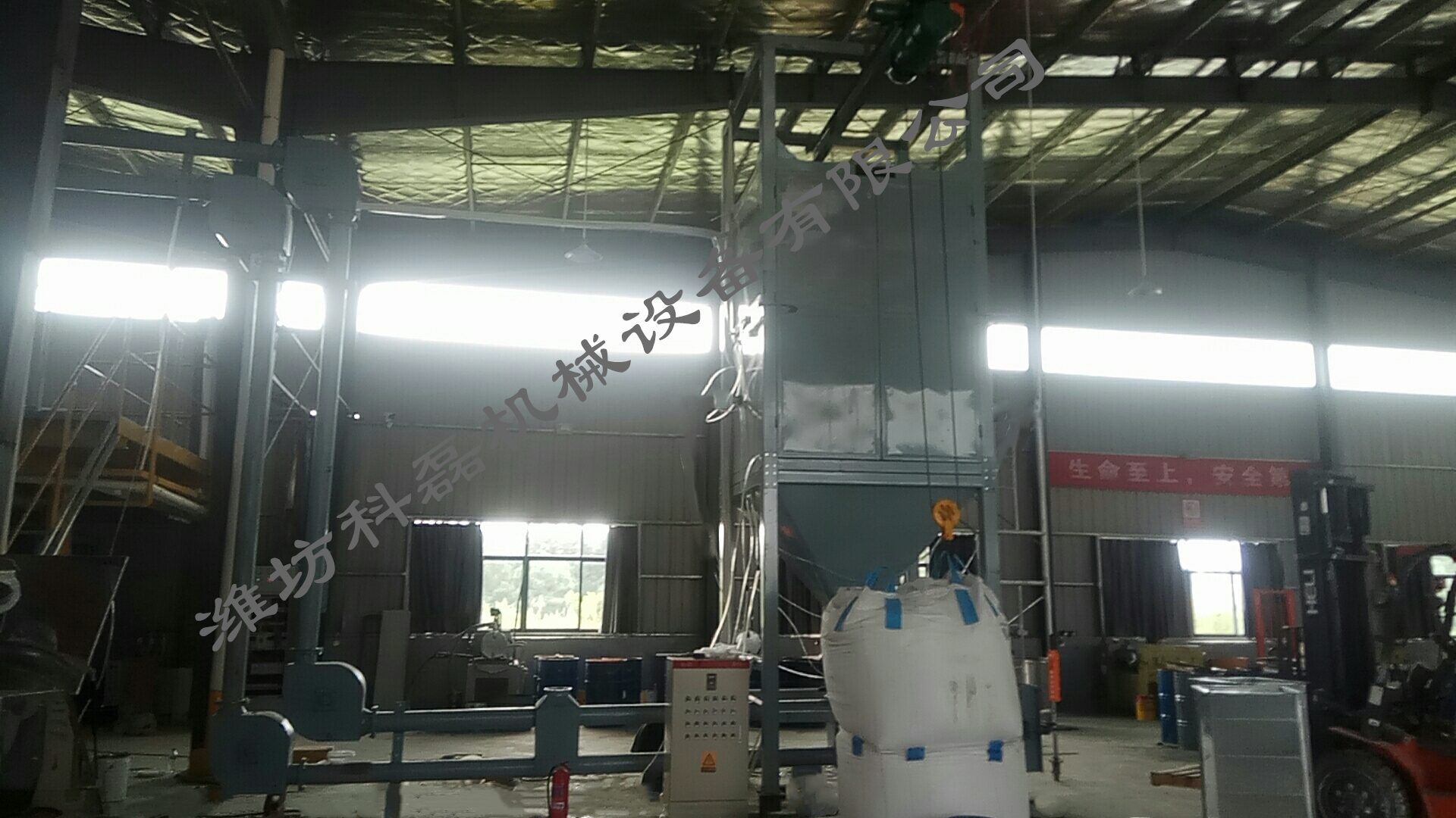 襄阳(yang)用裕橡胶制造(zào)有限公司管鏈(lian)輸送機噸袋拆(chāi)包機使用現場(chang)實拍 第4張