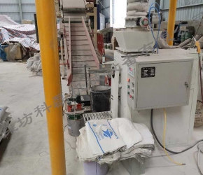 襄阳用裕橡(xiang)胶制造有限(xiàn)公司小螺杆(gan)閥口袋包裝(zhuāng)機客戶使用(yòng)現場