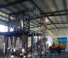 襄阳(yang)用裕橡胶制造(zào)有限公司管鏈(lian)輸送機客戶安(an)裝使用現場實(shi)拍